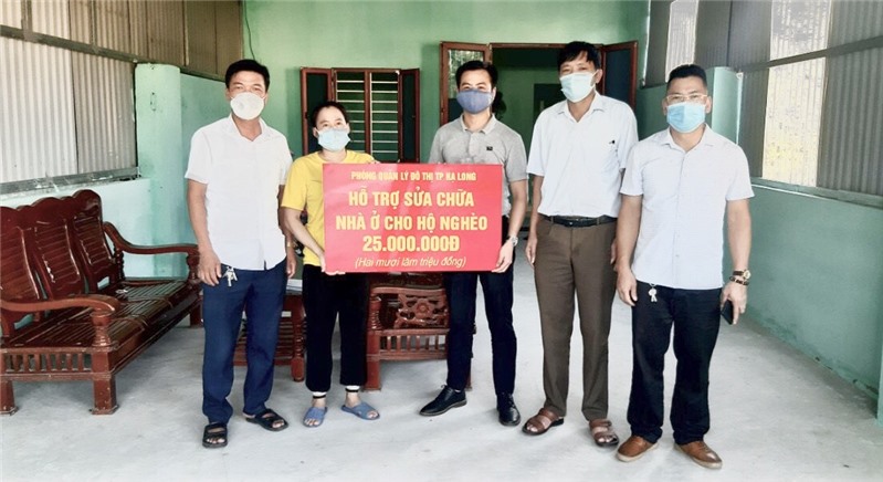 Phòng Quản lý đô thị thành phố hỗ trợ sửa nhà cho hộ nghèo xã Sơn Dương