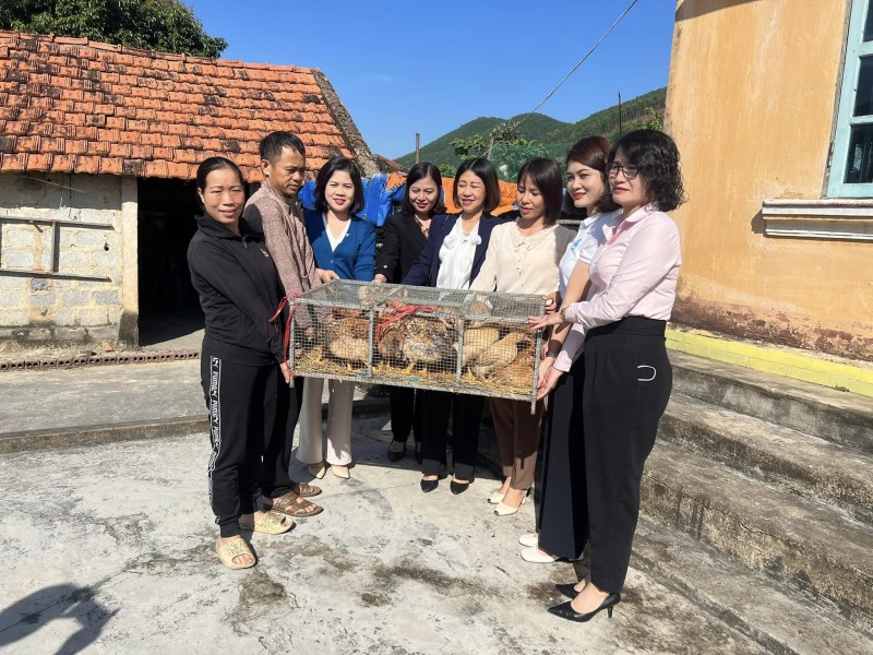 Hội LHPN tỉnh Quảng Ninh thăm tặng quà hỗ trợ mô hình phát triển kinh tế cho hội viên Phụ nữ có hoàn cảnh khó khăn tại xã Sơn Dương