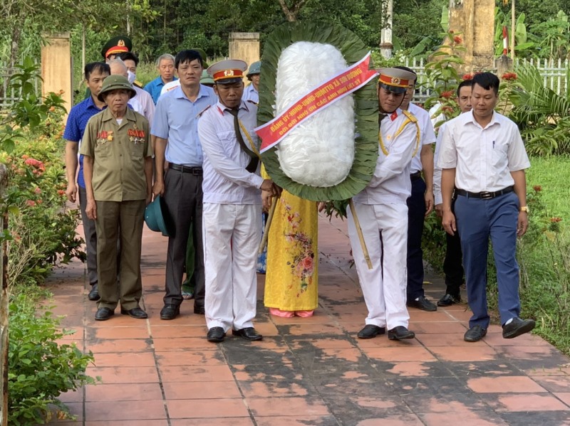 Đảng ủy, HĐND, UBND, UBMT TQ xã Sơn Dương đặt vòng hoa và dâng hương tại Nhà bia di tích lịch sử xã