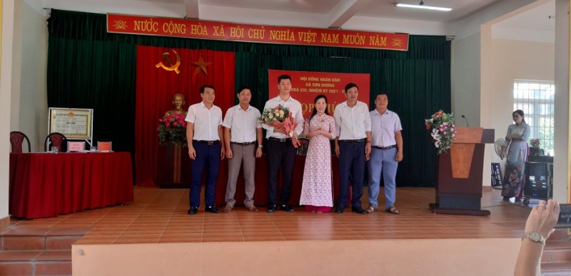 Trao Quyết định của BTV Thành ủy về công tác cán bộ tại xã Sơn Dương