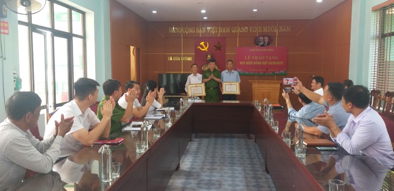 Đảng bộ xã Sơn Dương tổ chức lễ trao tặng huy hiệu Đảng đợt 2.9