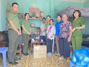 Hội phụ nữ công an thành phố Hạ Long, nhận đỡ đầu trẻ em khuyết tật, có hoàn cảnh khó khăn trên địa bàn xã Sơn Dương