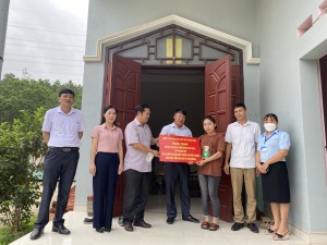Công ty Tân Việt Bắc trao tiền đỡ đầu cháu Tẩy Thị Hải Vân có hoàn cảnh khó khăn