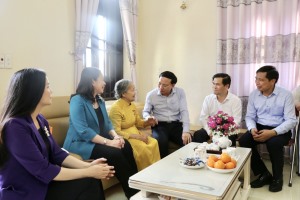 Phó Chủ tịch nước thăm, tặng quà MẹViệt Nam anh hùng tại TP Hạ Long