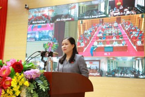 Phó Chủ nhiệm Ủy ban xã hội Quốc hội Đỗ Thị Lan tiếp xúc cử tri thành phố Hạ Long.