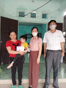 Các đồng chí Lãnh đạo xã Sơn Dương thăm, tặng quà trẻ em nhân Ngày Quốc tế Thiếu nhi 1-6