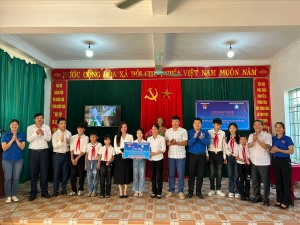 Gắn biển công trình “nhà văn hoá thông minh” tại thôn Vườn Cau xã Sơn Dương