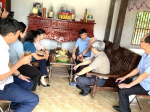 Đại biểu Quốc hội thăm, tặng quà người có công tại xã Sơn Dương, TP Hạ Long