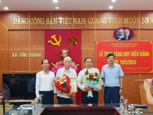 Đảng bộ xã Sơn Dương trao tặng huy hiệu Đảng đợt 19/5/2024