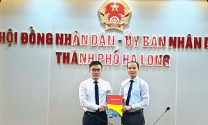 Trao quyết định của UBND TP bổ nhiệm ông Lê Hữu Nghĩa, Giám đốc Trung tâm phát triển quỹ đất TP giữ chức vụ Trưởng phòng Tài chính – Kế hoạch TP.